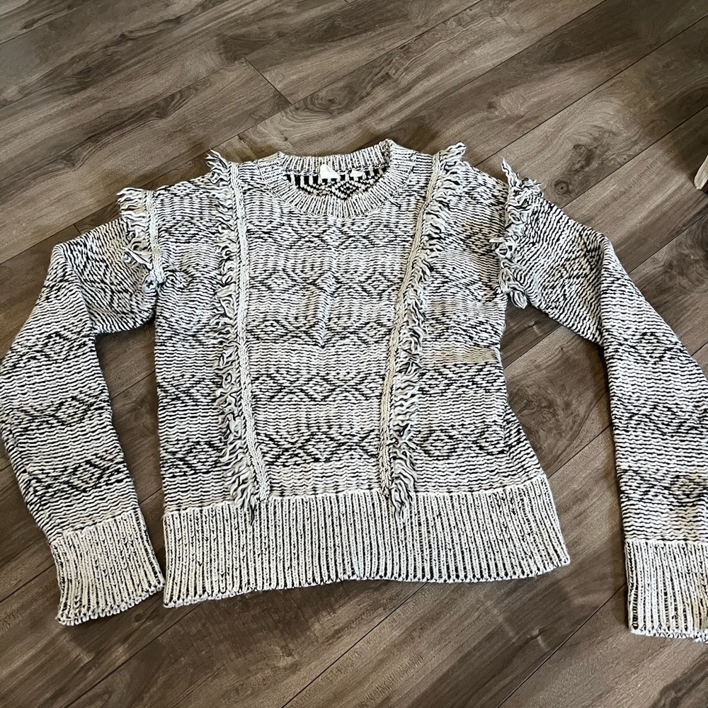 White and black knit gap sweater